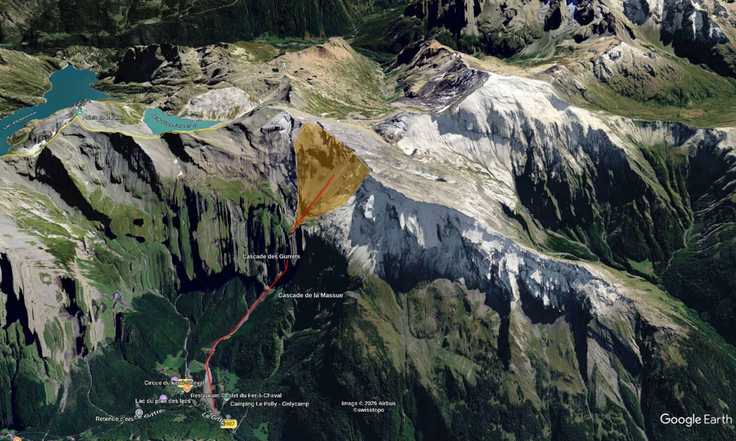 Vue aérienne du versant, du goulot d'étranglement, de la Cascade des Gurrets et du chenal jusqu'au Giffre