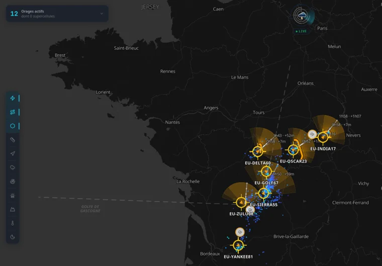 Carte Storm Predict : douze orages actifs suivis sur l'ouest de la France, chacun identifié par un nom, son cône de trajectoire et ses horaires de passage